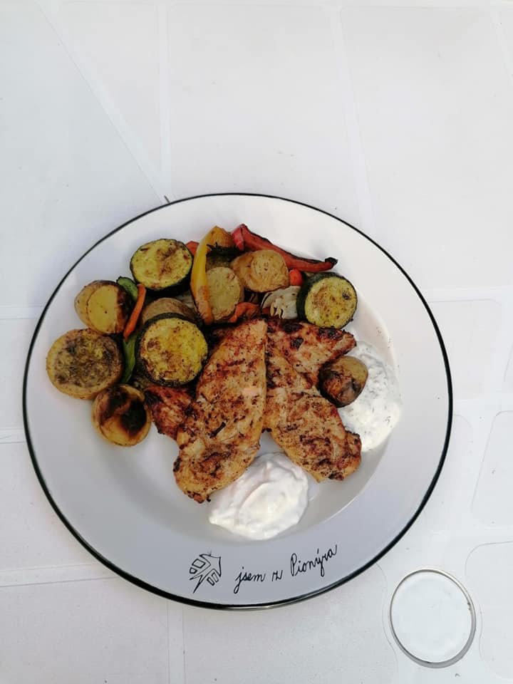 Grilled chicken breast with grilled vegetables and two dips