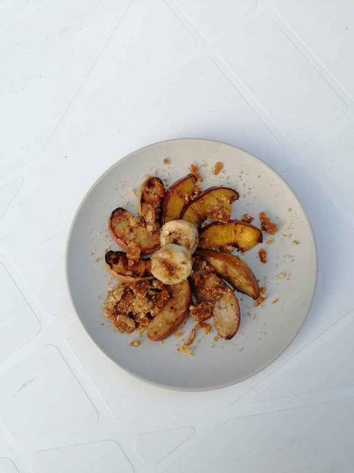 Grilled fruits with caramel grilias
