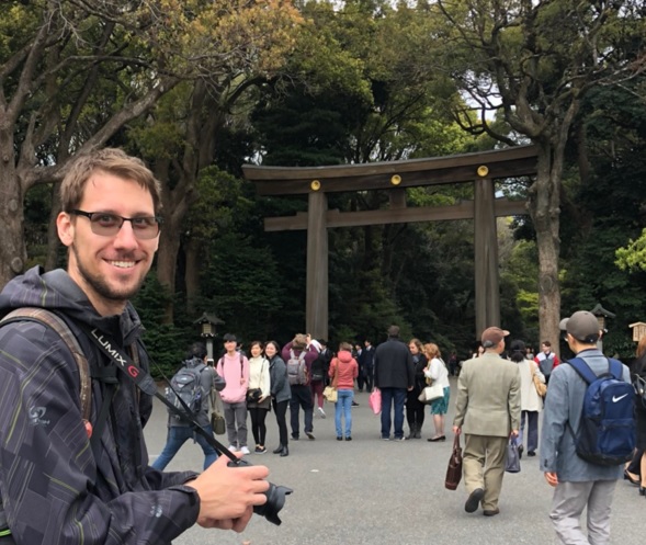 torii brány v komplexu Meiji přirozeně zahnědlé časem
