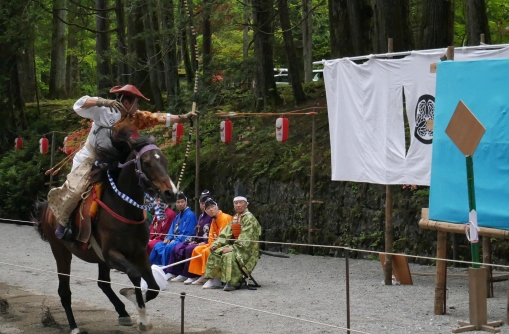 soutěž japonských lukostřelců v rámci oslav na Omotesando v Nikkó