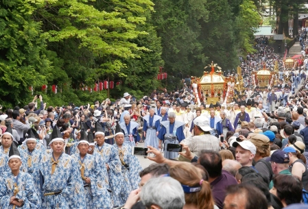 průvod tisíce samurajů v Nikkó se třemi schránami s artefakty Tokugawy Ieyasu