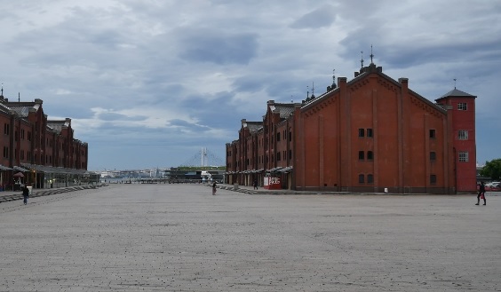 přístavní doky v Jokohamě/Minato Mirai s nově zrekonstruovanou památkou Red brick warehouse, dnes obchodním centrem