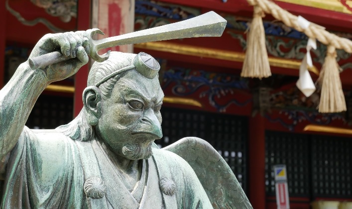 Tengu se zobákem u chrámu na Takaosanu