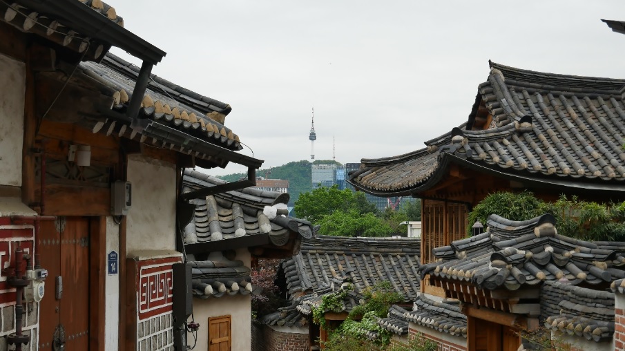vesnička Bukchon Hanok s výhledem na kopec Namsan