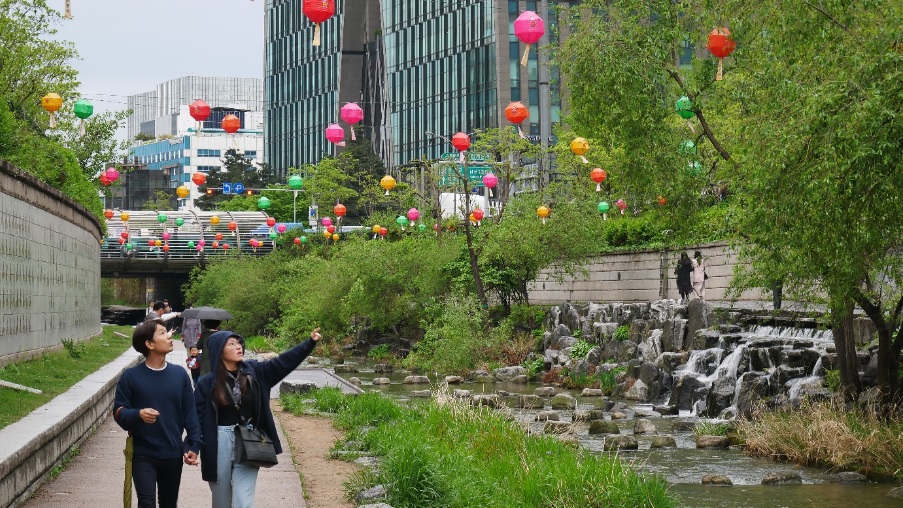 park Cheonggyecheon v centru Seoulu