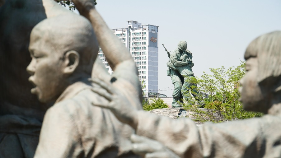 památníky v parku kolem War Memorial