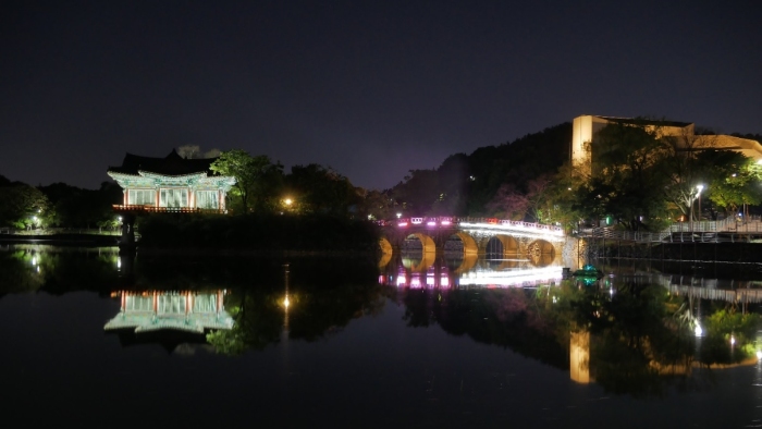osvětlená korejská architektura na jezeře Seongdang v Daegu