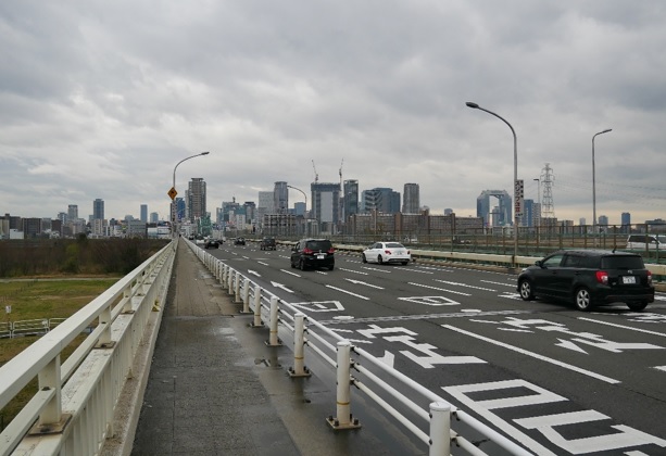 viadukt z nádraží do centra Osaky, pod kterým vzadu u zástavby protéká řeka