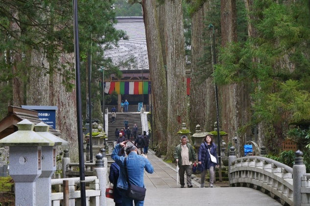 Kobodaishi (tam, kde Kúkai čeká na vzkříšení ve svém mauzoleu) na konci hřbitova Okunoin