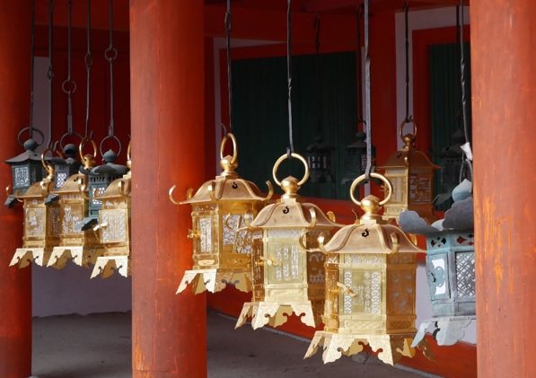 lampiony v šintoistické svatyni Kasuga Taisha