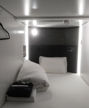 uvnitř kapslového hotelu v Kjótu