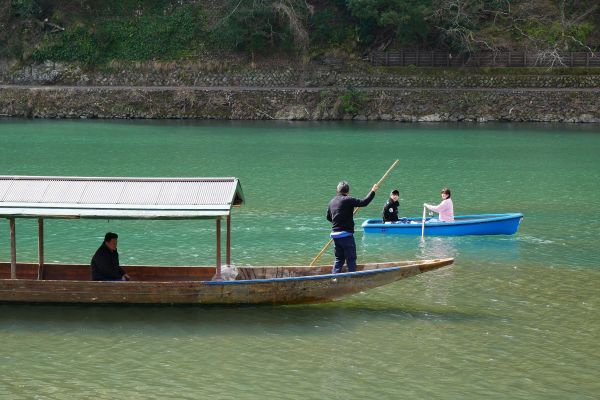 Turistické lodičky na řece Arašijamě.