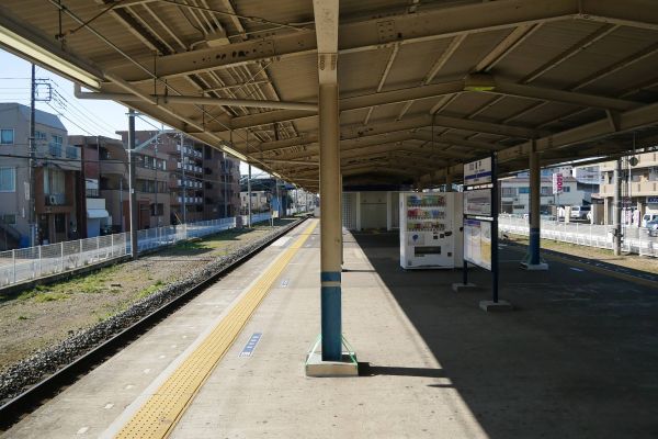 Běžné nádraží příměstské nadzemní dráhy.