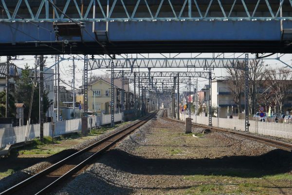 Nejrychlejší doprava je vlakem. Hodinka a něco do Tokya, vlakem, který uvnitř vypadá jako metro.