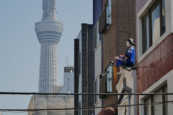 Stačí zvednout hlavu a člověk může objevit mnoho nečekaných výjevů. Na to jsou Japonci specialisti.