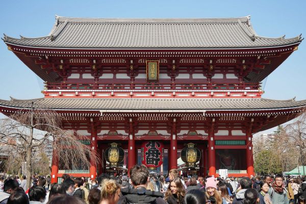 Jedna z bran chrámového komplexu Sensoji.