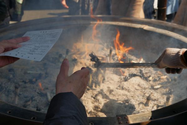 Kotel s hořícími vonnými tyčinkami.