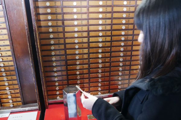 Příhrádky na papírky s omikuji věštbou.