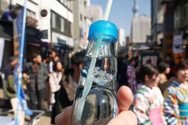 Softdrink s turisticky teatrálním otevřením přes skleněnou kuličku.