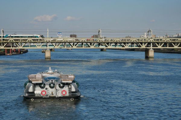 Výletní loď na řece Sumidě.