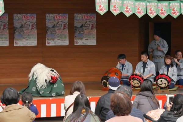 Vystoupení shishimai s hudebníky doprovázející několik charakterů herců.