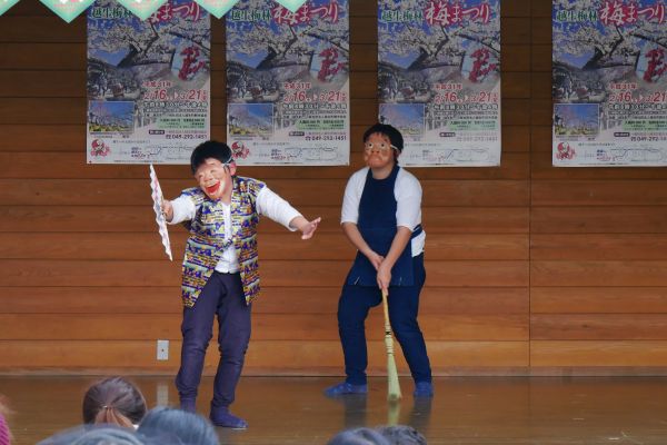 Vystoupení shishimai s několika charaktery herců.
