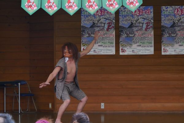 Vystoupení shishimai s několika charaktery herců.