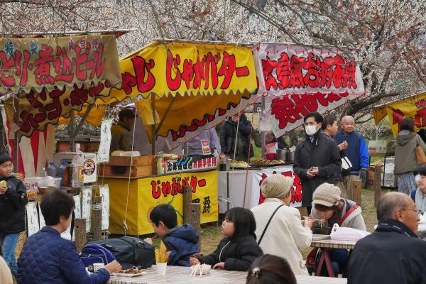 Je to víceméně místo, kam se chodí o volném dnu relaxovat. A na to jsou místní obchodníci samozřejmě velmi dobře připraveni.