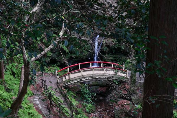 Pěkné místo u několika vodopádů je ideální pro malou šintoistickou svatyni nedaleko tohoto mostku.