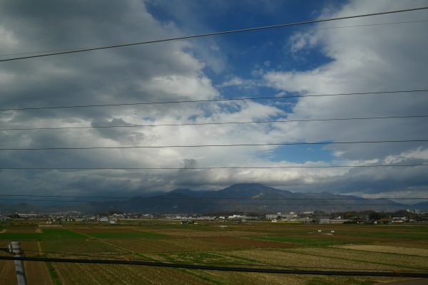 Běžná krajina po odjezdu z tokyjské aglomerace.