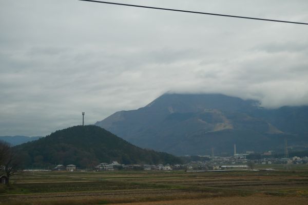 V rovinách jsou pole, pod kopci vesničky a města, kopce jsou velmi často ostré, prakticky špatně obyvatelné.