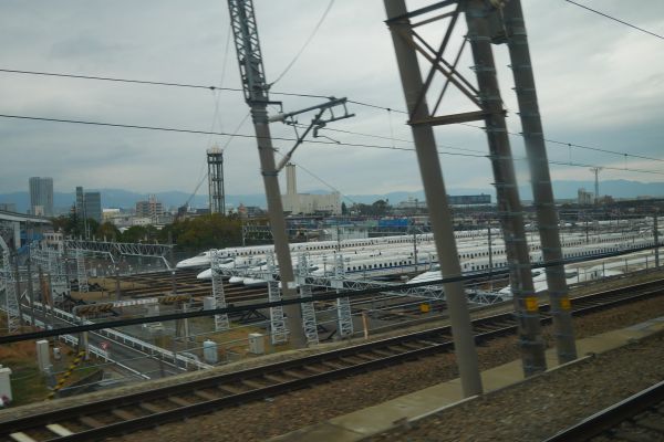 Kolem tratí šinkansenů jsou depa a nádraží jen pro ně.