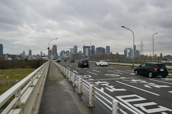 Osaka. Do centra je to z nádraží přes řeku Yodo.