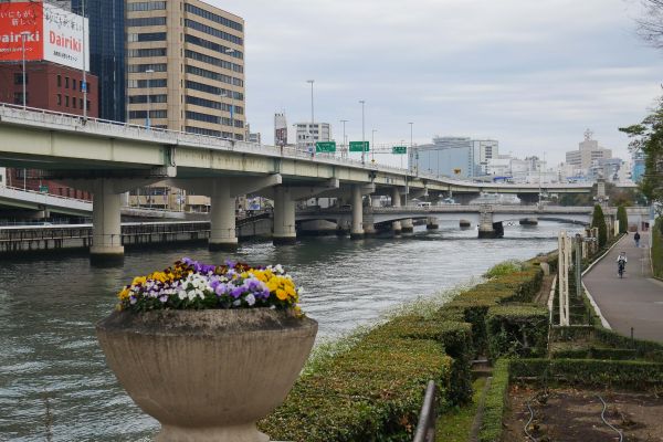 Centrum Osaky, řeka Dojima a Kensaki park.