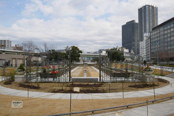 Centrum Osaky, řeka Dojima a Kensaki park. Japonci milují růže, tak si zde udělali celou růžovou zahradu.