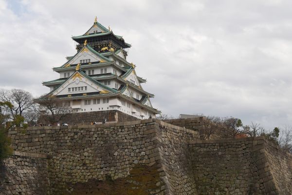 Po okolních vodních příkopech se lze projet na turistických lodičkách.