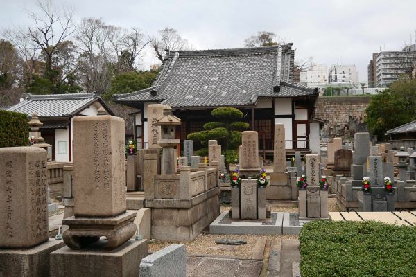 Typický lokální japonský hřbitov.