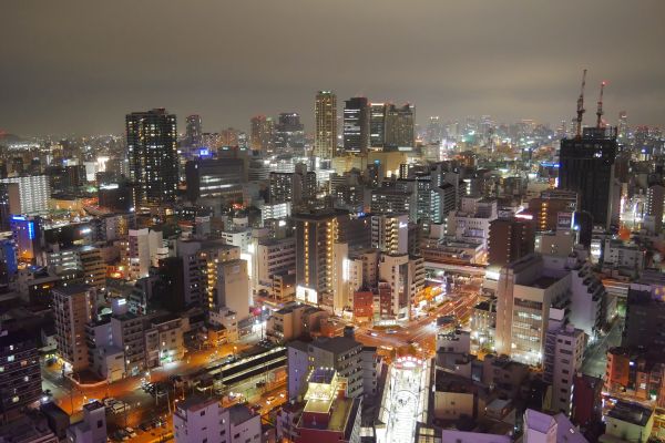 Výhled na noční Osaku z rozhledny Tsutenkaku.
