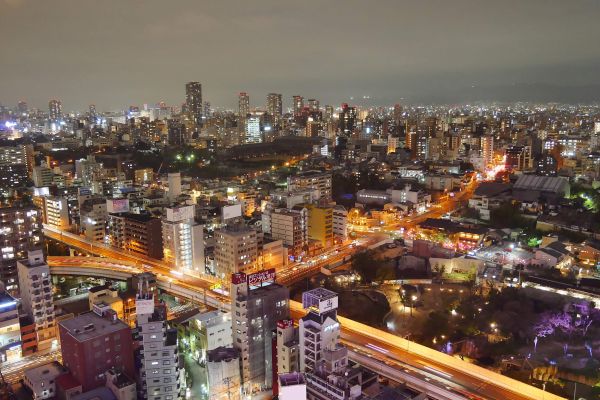 Výhled na noční Osaku z rozhledny Tsutenkaku.