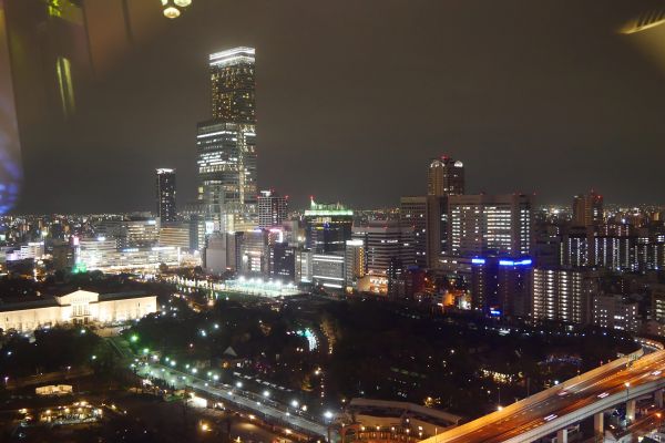 Výhled na noční Osaku z rozhledny Tsutenkaku.