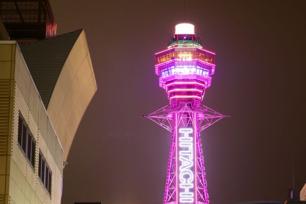 Rozhledna Tsutenkaku mění barvy osvětlení.