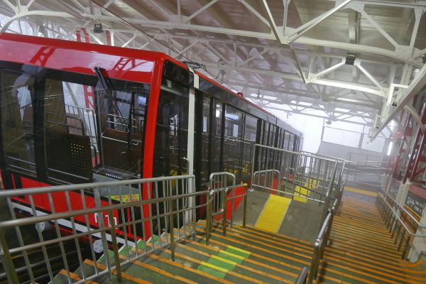 Do Kójasanu se lze dostal vlakem s několika přestupy, poslední část cesty je pak novou zubačkou. 