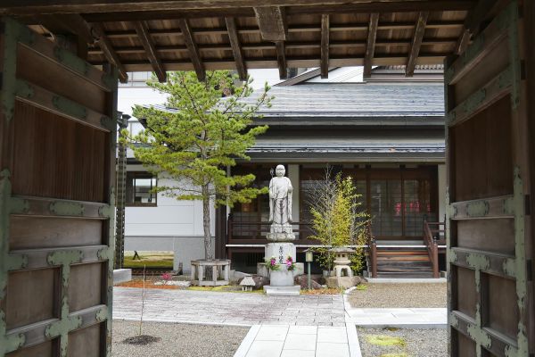 Jeden ze vstupů do všudypřítomných shukubo ubytování ve strohém klášterním stylu buddhismu.