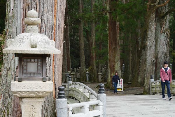 Vstup do lesa s významným hřbitovem Okunoin.
