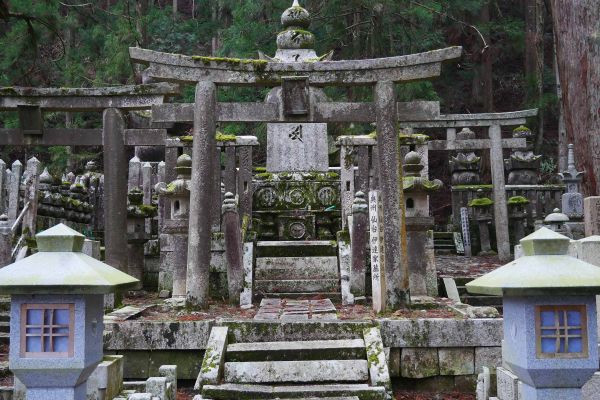 Prastaré pomníky a hrobky na hřbitově Okunoin v Kójasanu.