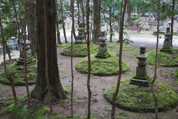 Hřbitov Okunoin na Kójasanu.