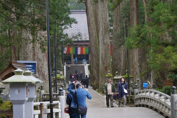 Posvátné místo spočinutí Kúkaje na konci Okunoinu.