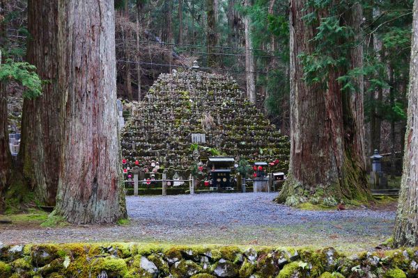 Hřbitov Okunoin na Kójasanu.
