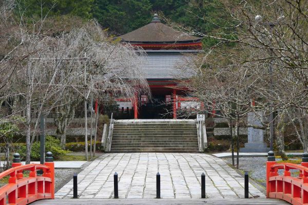 Malé i velké chrámy na Kójasanu.