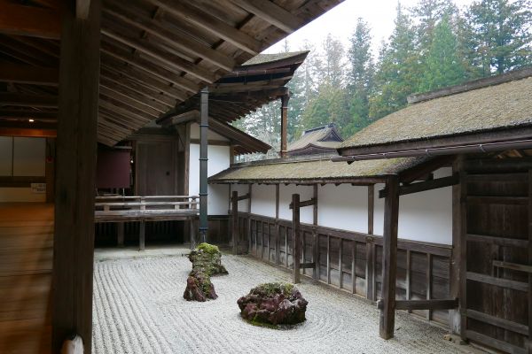 Uvnitř Kongobuji jsou nádherné zenové kamenné zahrady.